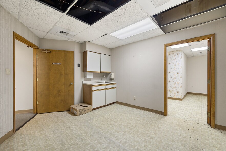 More Photos Of 2050 W Fourth St, Mansfield Medical For Lease