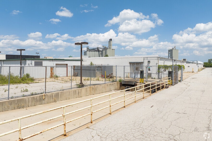 More Photos Of 530 Illinois Ave, Maumee Freestanding For Sale