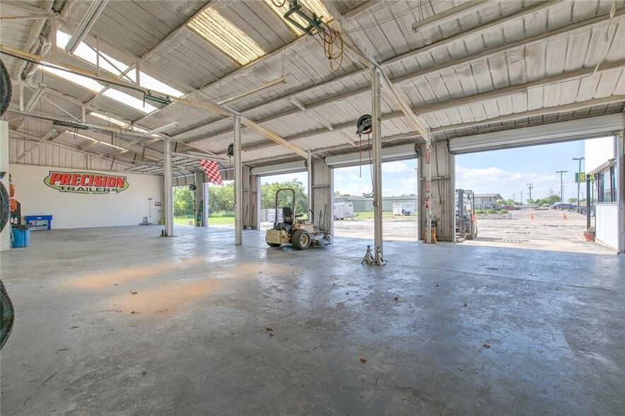 More Photos Of 3218 N Main St, Cleburne Auto Dealership For Lease