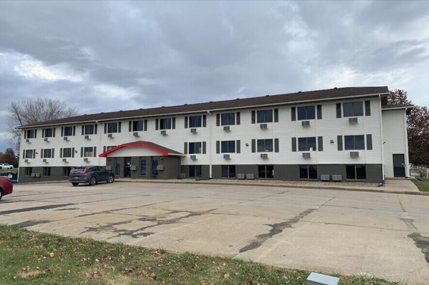 More Photos Of 1101 Country Club Dr, Kirksville Hotel For Sale