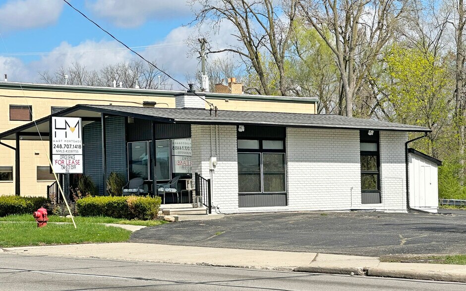 More Photos Of 32300 Grand River Ave, Farmington Office For Lease