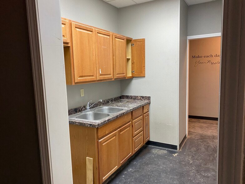 More Photos Of 1010 S Meadow Ave, Odessa Warehouse For Sale