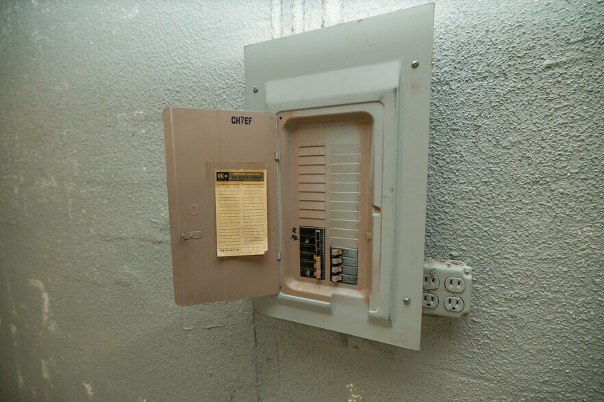 More Photos Of 1016-1020 N 10th St, Kansas City Light Distribution For Sale