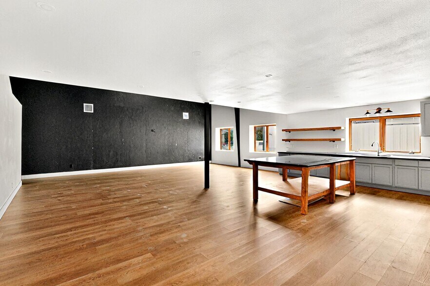 More Photos Of 11544 Cockleburr Rd, Roanoke Warehouse For Lease