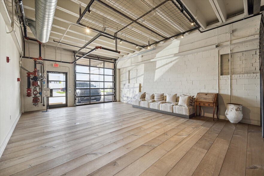 More Photos Of 2422 Bartlett St, Houston Loft Creative Space For Lease
