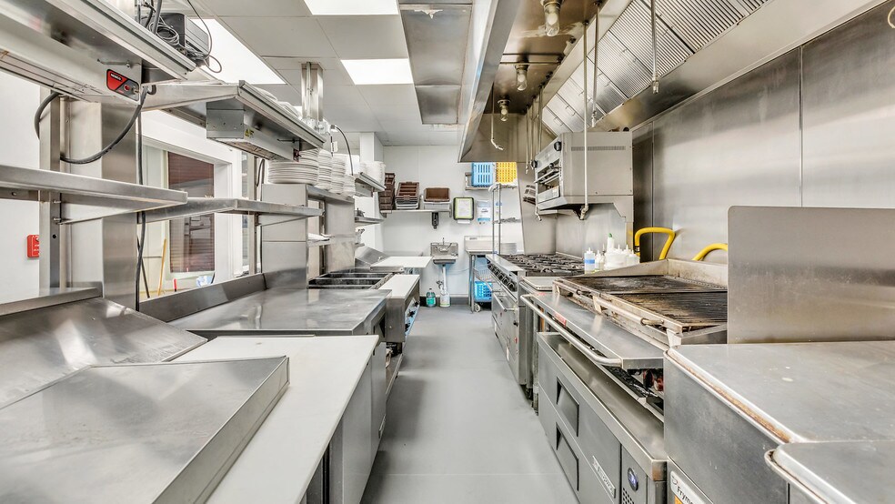 More Photos Of 119 E 37th St, Savannah Restaurant For Sale