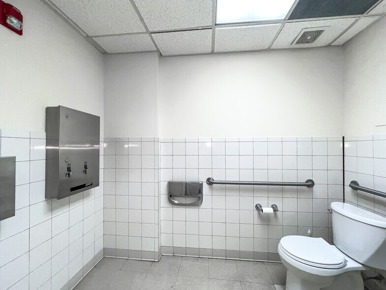 More Photos Of 712 W Holland Ave, Alpine Office For Sale