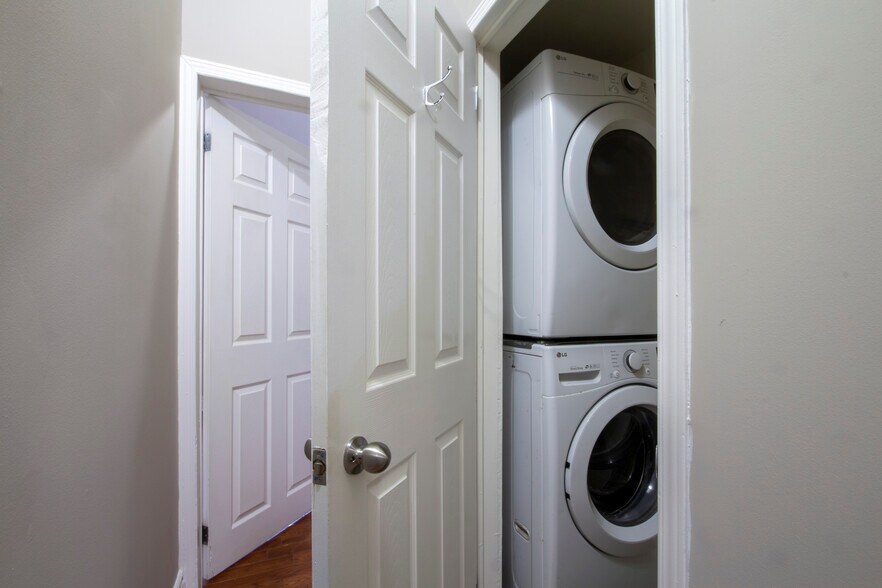 More Photos Of 138 James St N, Hamilton Storefront Retail Residential For Lease