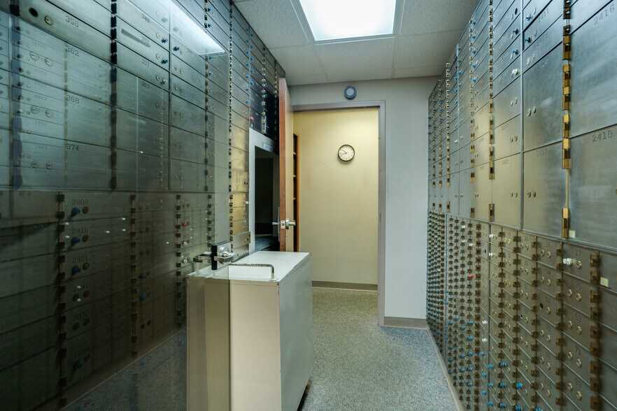 More Photos Of 2618 Old Iowa Park Rd, Wichita Falls Bank For Lease
