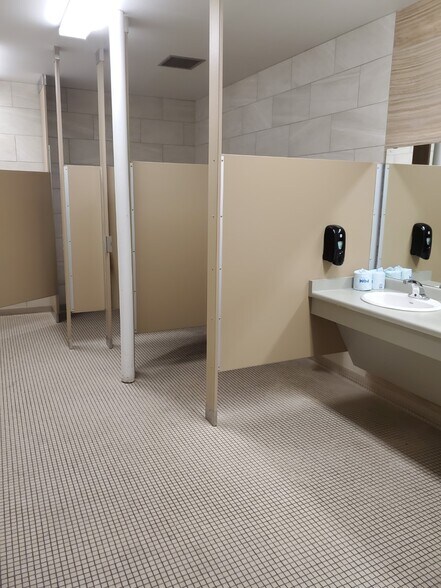 More Photos Of 500 E 10th St, Duluth Service For Lease