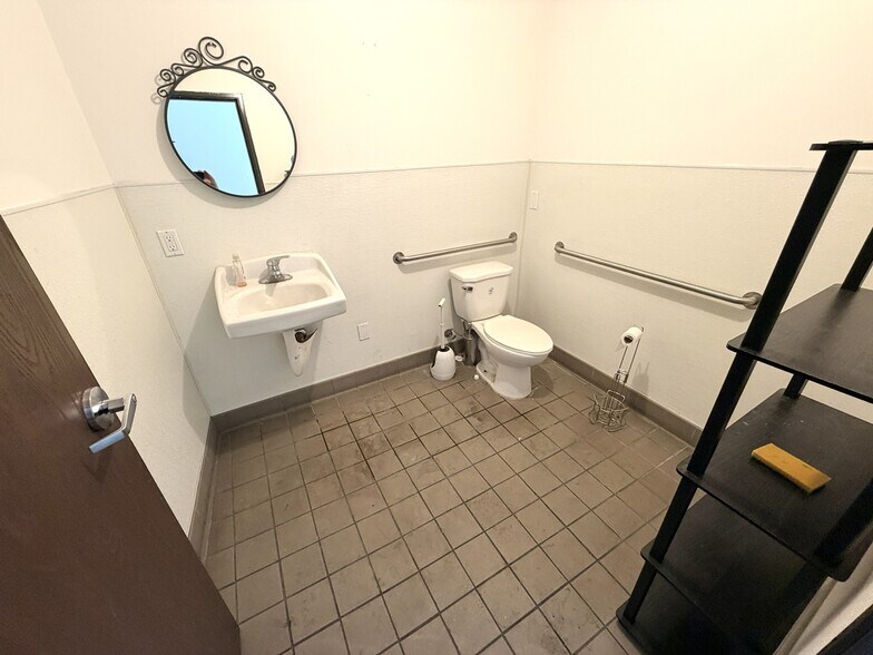 More Photos Of 951 Crocker St, Los Angeles Storefront Retail Office For Lease