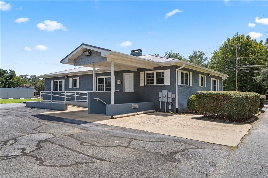 More Photos Of 492 W Main St, Forest City Freestanding For Sale