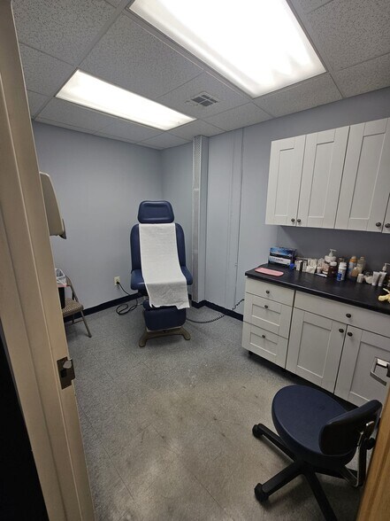 More Photos Of 154 Mineola Blvd, Mineola Storefront Retail Residential For Lease