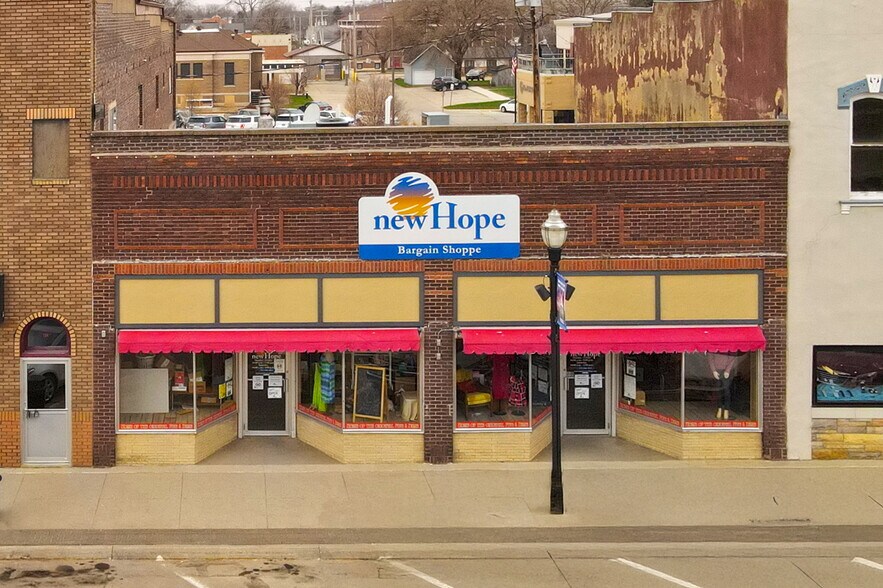 More Photos Of 106 N Wilson Ave, Jefferson Storefront For Sale