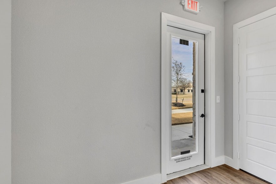 More Photos Of 1701 Fountainview Dr, Mansfield Office For Sale