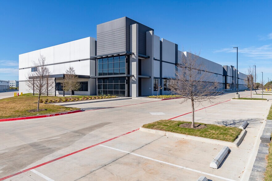 More Photos Of 4536 W Royal, Irving Warehouse For Lease