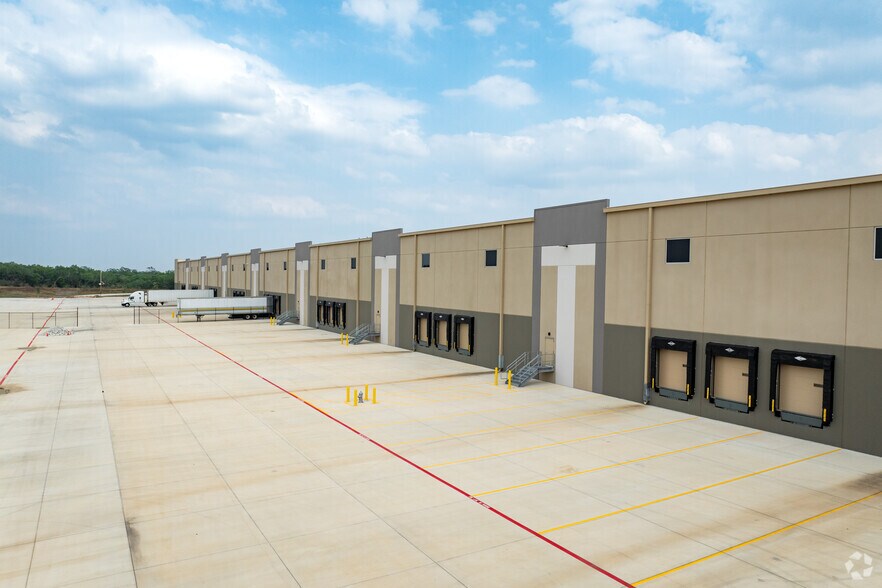 More Photos Of 1122 S Foster Rd, San Antonio Unknown For Lease