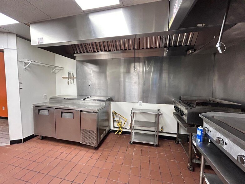 More Photos Of 1613 W Broadway St, Andrews General Retail For Sale