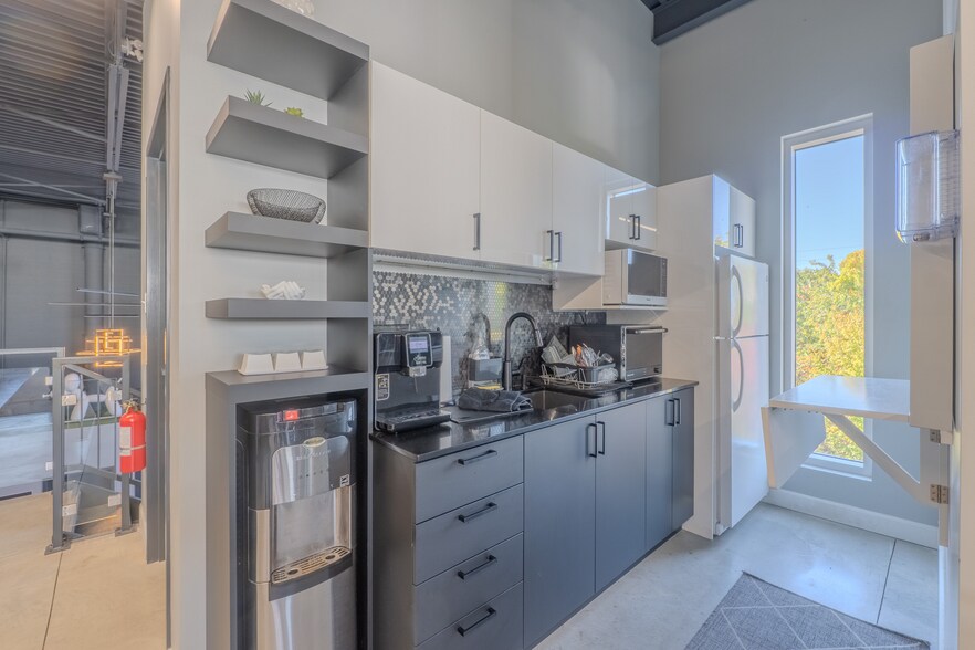 More Photos Of 525 Rue Sagard, St-Bruno-de-Montarville Warehouse For Sale