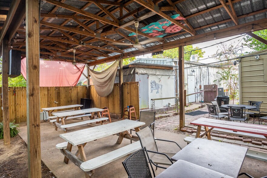 More Photos Of 408 University Dr, Starkville Restaurant For Sale