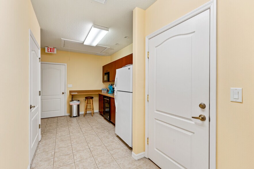 More Photos Of 18540-18544 N Dale Mabry Hwy, Lutz Office For Sale