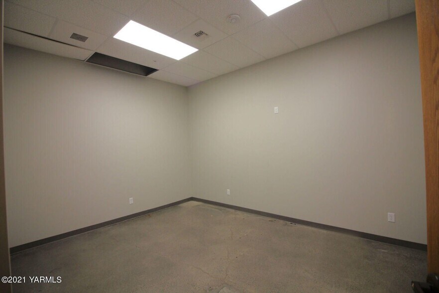 More Photos Of 1710 Gregory Avenue Ext, Sunnyside General Retail For Sale