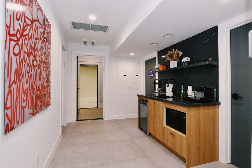 More Photos Of 1104 S Robertson Blvd, Los Angeles Office For Lease