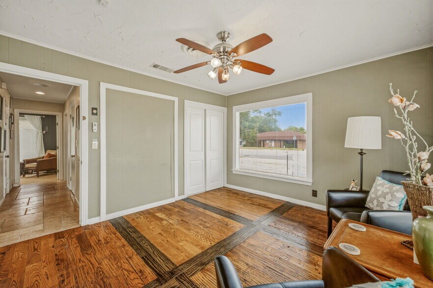 More Photos Of 416 S Morgan St, Granbury Office For Sale