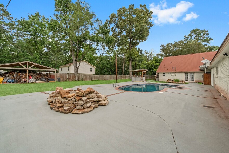 More Photos Of 2042 Teal Dr, Spring Dormitory For Sale