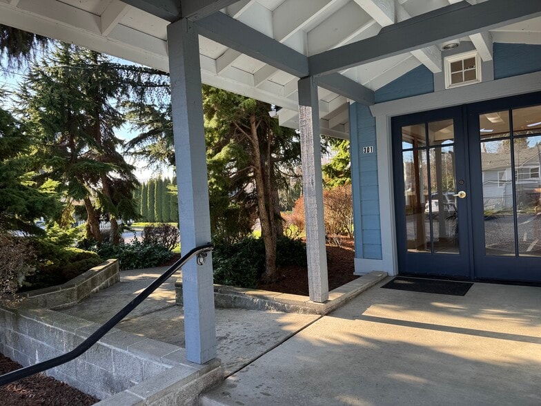 More Photos Of 301 W Blackburn Rd, Mount Vernon Office For Lease