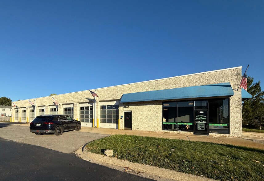 More Photos Of 1500 E Algonquin Rd, Algonquin Auto Repair For Lease