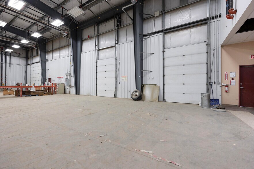 More Photos Of 105 Oak Crt, Anzac Warehouse For Sale