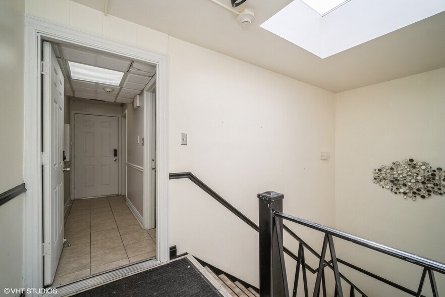 More Photos Of 8755 Trumbull Ave, Skokie Office For Lease