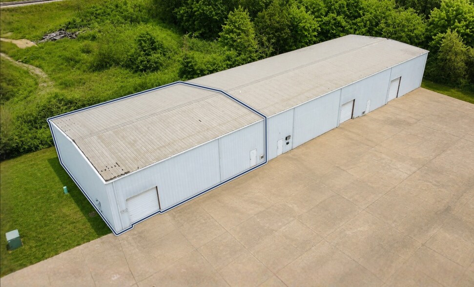 More Photos Of 1312 W Sunchase Ct, Fayetteville Warehouse For Lease