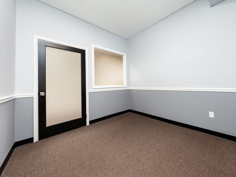 More Photos Of 2420 Wilson Blvd, Arlington Loft Creative Space For Lease