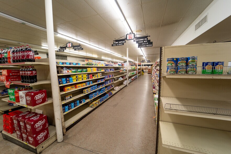 More Photos Of 1302 E Crestwood Dr, Victoria Storefront For Sale