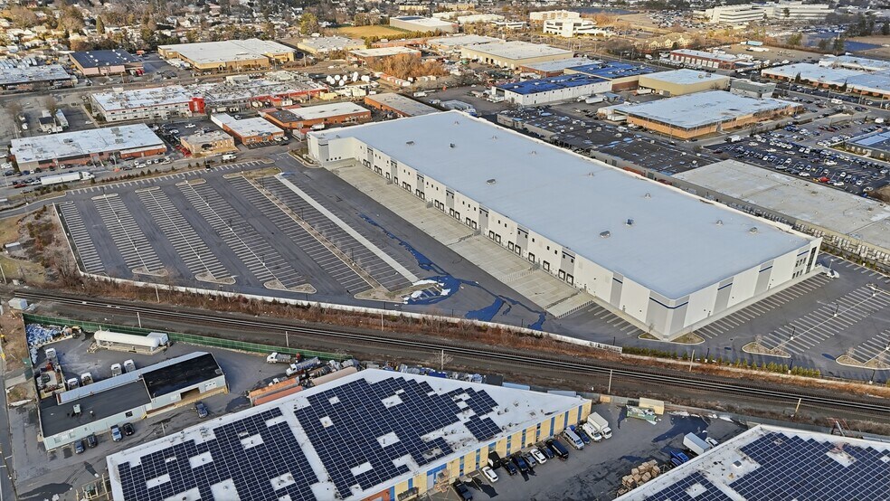 More Photos Of 125 New South Rd, Hicksville Warehouse For Lease