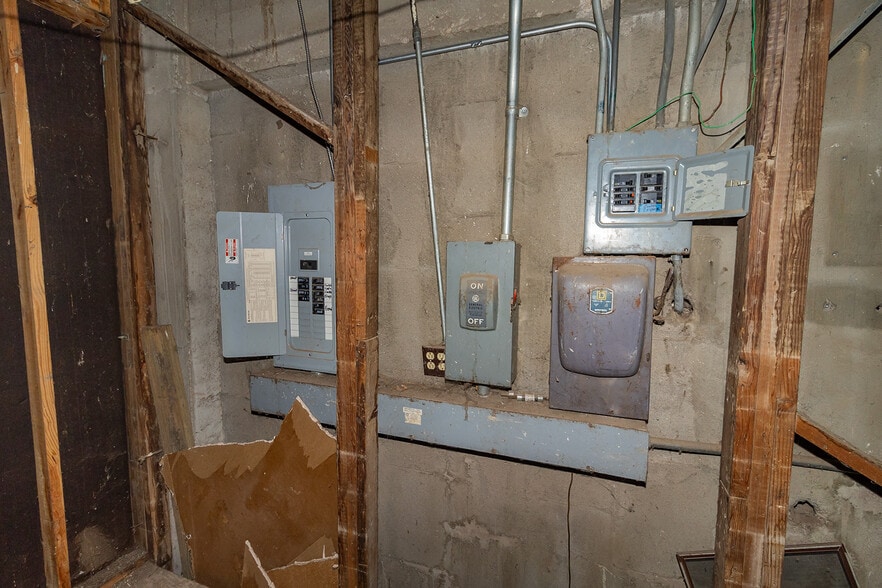 More Photos Of 1627 S Hillside St, Wichita Freestanding For Sale