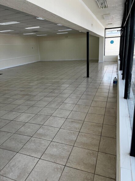 More Photos Of 2108 49th St S, Saint Petersburg Storefront For Sale