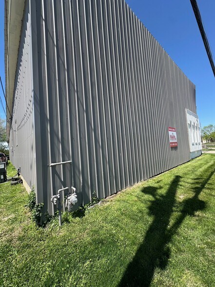 More Photos Of 415 S Kansas Ave, Olathe Warehouse For Lease