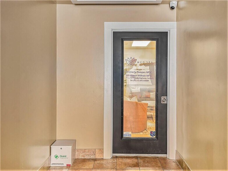 More Photos Of 1103 S US Highway 169, Smithville Storefront Retail Office For Lease