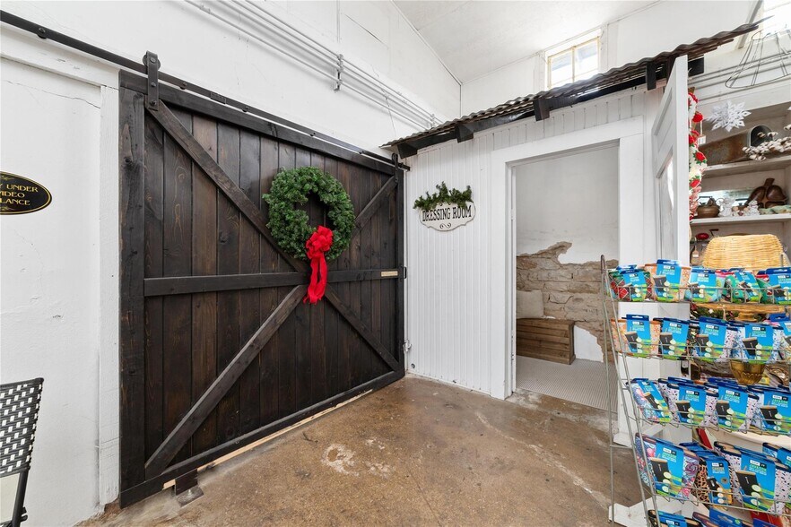 More Photos Of 508 N Center Ave, Brownwood Department Store For Sale