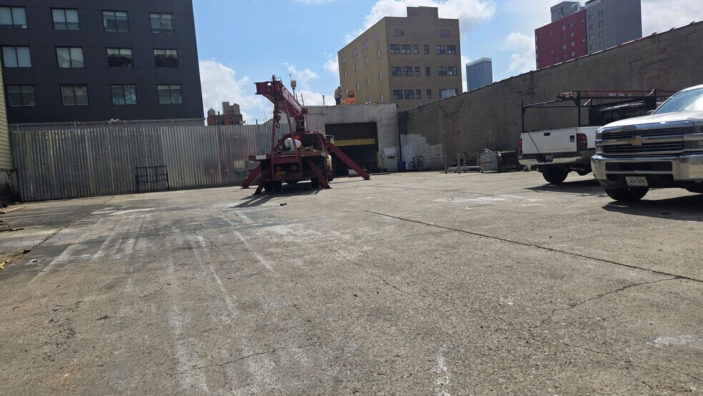 More Photos Of 3722 10th St, Long Island City Distribution For Lease