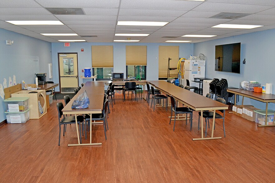 More Photos Of 2413 Corporate Ctr, Granite City General Retail For Sale