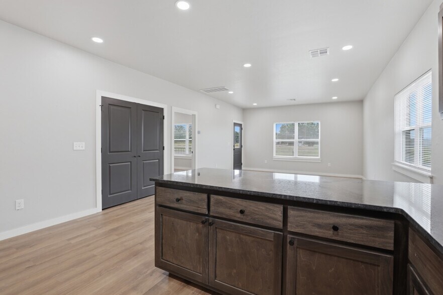 More Photos Of 3611 & 3613 Frontier Avenue, Ponca City Specialty For Sale