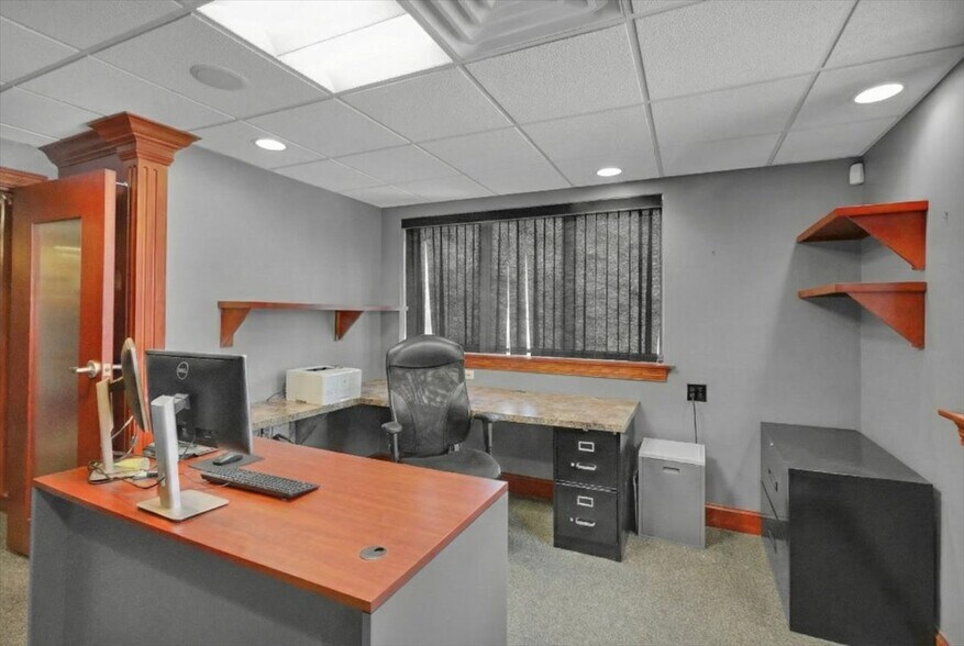 More Photos Of 426 Warren St, Reading Office For Sale
