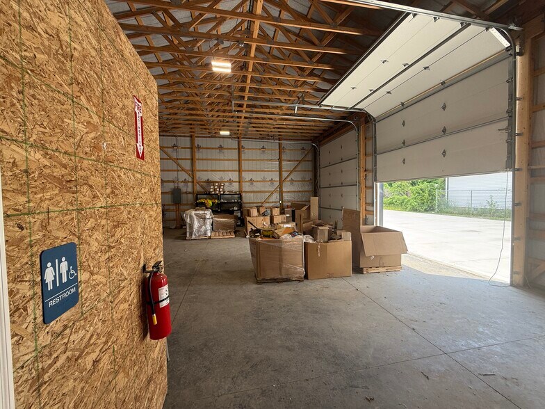 More Photos Of 517 E Hawthorne St, Fort Wayne Industrial For Lease