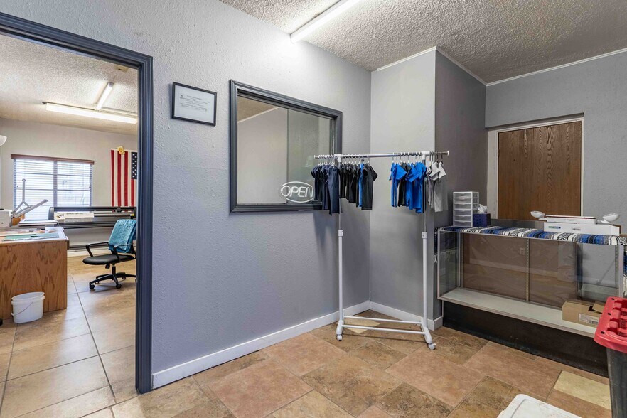 More Photos Of 120 S Commercial Ave, Farmington Office For Sale