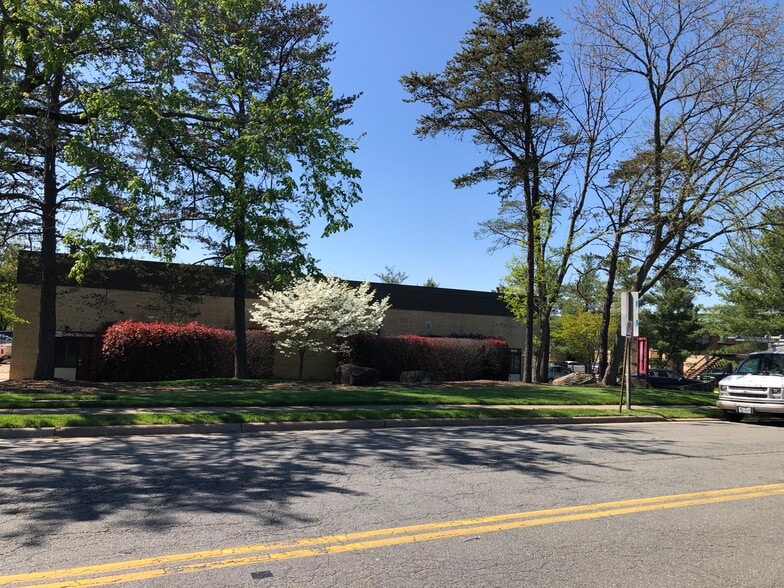 More Photos Of 601-633 Carlisle Dr, Herndon Warehouse For Sale