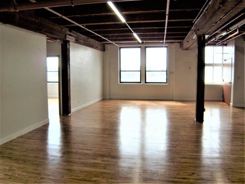 More Photos Of 346 N Justine St, Chicago Light Distribution For Lease